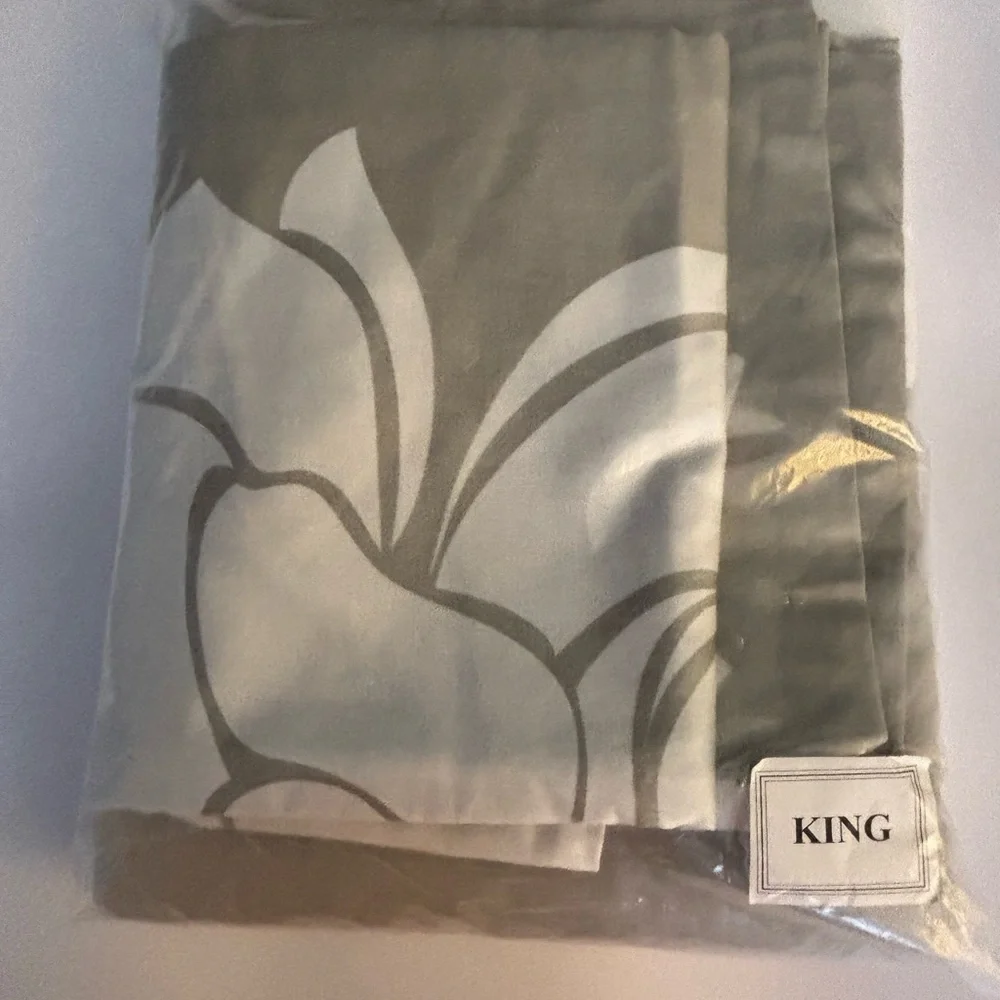 Set of 2 King Size Madison Park Shams with Matching Bed Skirt (New)